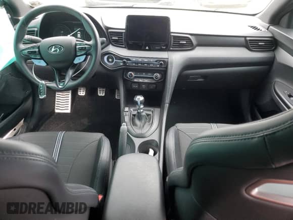 2021 Hyundai Veloster z VIN KMHT36AHXMU009908, wystawiony jako Copart lot #70664983 z przebiegiem 25 813 mil mil oraz . Historia ofert i sprzedaży dostępna na DreamBid. Obrazek 8.