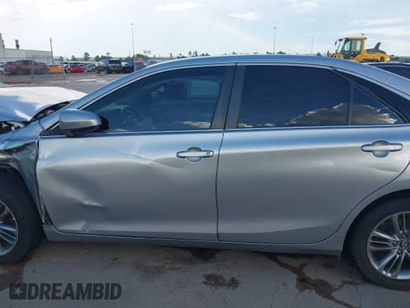 2017 Toyota Camry XLE z VIN 4T1BF1FK1HU660134, wystawiony jako IAAI lot #43300739 z przebiegiem 121 817 mil mil oraz . Historia ofert i sprzedaży dostępna na DreamBid. Obrazek 15.