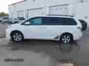 2012 Toyota Sienna z VIN 5TDKA3DC0CS011528, wystawiony jako IAAI lot #42767333 z przebiegiem 216 670 mil mil oraz . Historia ofert i sprzedaży dostępna na DreamBid. Obrazek 14.