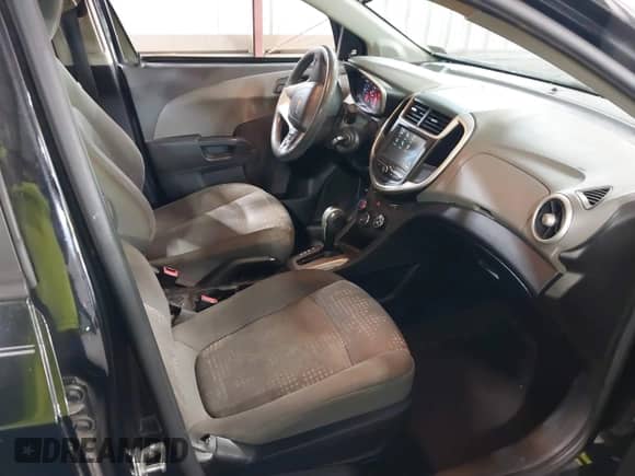 2017 Chevrolet Sonic LS z VIN 1G1JB5SHXH4102773, wystawiony jako IAAI lot #43060277 z przebiegiem 111 126 mil mil oraz . Historia ofert i sprzedaży dostępna na DreamBid. Obrazek 5.