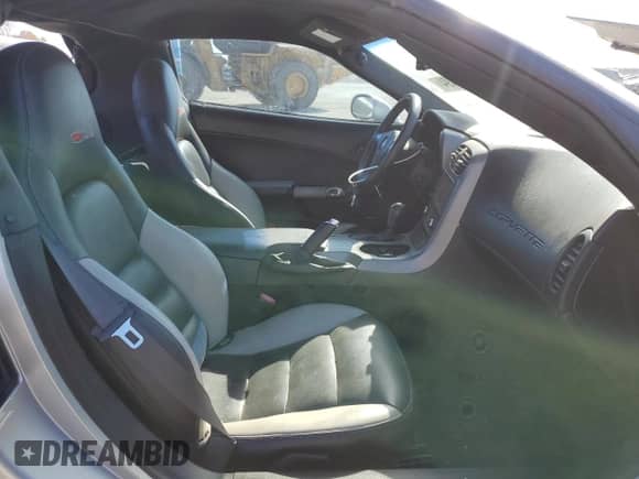 2006 Chevrolet Corvette Z06 z VIN 1G1YY26E565126935, wystawiony jako Copart lot #76618494 z przebiegiem 71 842 mil mil oraz Szkoda całkowita • Salvage title. Historia ofert i sprzedaży dostępna na DreamBid. Obrazek 10.