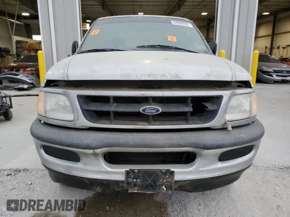 1998 Ford F-150 z VIN 1FTZX186XWKB26199, wystawiony jako Copart lot #84998095 z przebiegiem 75 585 mil mil oraz Czysty tytuł • Clean title. Historia ofert i sprzedaży dostępna na DreamBid. Obrazek 5.