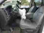 2018 Ram 1500 Express z VIN 1C6RR7FG5JS308949, wystawiony jako Copart lot #70088005 z przebiegiem 62 770 mil mil oraz Szkoda całkowita • Salvage title. Historia ofert i sprzedaży dostępna na DreamBid. Obrazek 7.