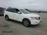 2016 Nissan Pathfinder SV z VIN 5N1AR2MM6GC643136, wystawiony jako Copart lot #81820325 z przebiegiem 124 003 mil mil oraz Czysty tytuł • Clean title. Historia ofert i sprzedaży dostępna na DreamBid. Obrazek 4.