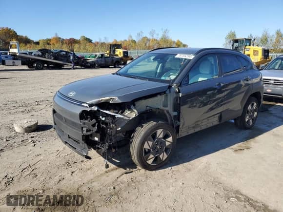 2024 Hyundai Kona SEL z VIN KM8HBCAB9RU159647, wystawiony jako Copart lot #76755294 z przebiegiem 6 332 mil mil oraz Szkoda całkowita • Salvage title. Historia ofert i sprzedaży dostępna na DreamBid. Obrazek 1.