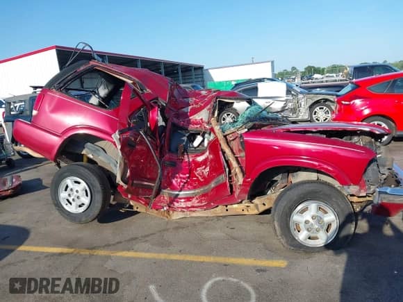 2000 Chevrolet Blazer LS with VIN 1GNDT13W6YK162818, listed as a IAAI auction lot 42161533 with Not provided miles and . Bid and sale history available at DreamBid. Image 6.