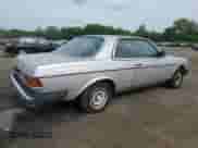 1982 Mercedes-Benz 300 z VIN WDBAB53A2CB000735, wystawiony jako Copart lot #55558185 z przebiegiem 176 245 mil mil oraz Czysty tytuł • Clean title. Historia ofert i sprzedaży dostępna na DreamBid. Obrazek 3.