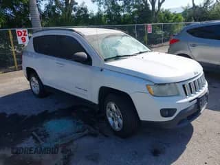 2013 Jeep Compass Sport z VIN 1C4NJCBA9DD244142, wystawiony jako IAAI lot #42934072 z przebiegiem 112 937 mil mil oraz . Historia ofert i sprzedaży dostępna na DreamBid. Obrazek 1.