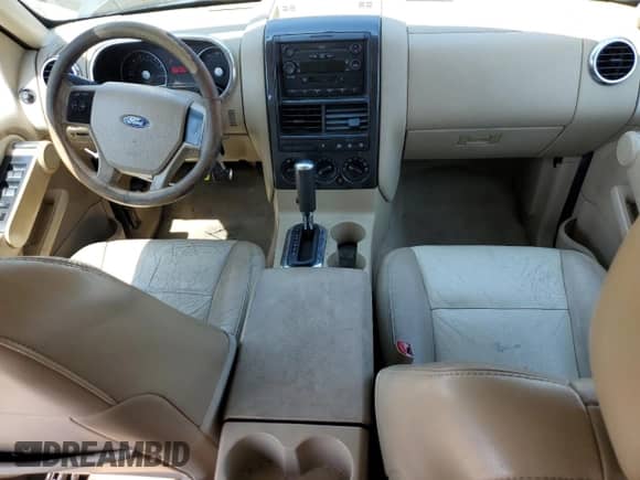 2006 Ford Explorer XLT z VIN 1FMEU73886UB40833, wystawiony jako Copart lot #67680445 z przebiegiem 246 015 mil mil oraz Szkoda całkowita • Salvage title. Historia ofert i sprzedaży dostępna na DreamBid. Obrazek 8.