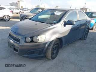 2013 Chevrolet Sonic LS с VIN 1G1JA5SH0D4210770, выставлен на аукционе IAAI как лот 43362167 с пробегом 145 661 миль миль и . История ставок и продаж доступна на DreamBid. Изображение 2.