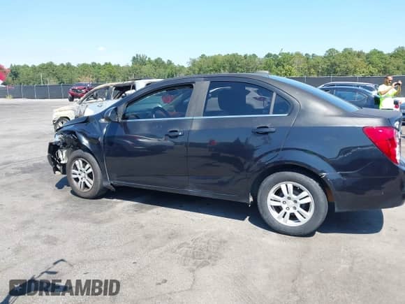 2015 Chevrolet Sonic LT с VIN 1G1JC5SG8F4126703, выставлен на аукционе IAAI как лот 43129168 с пробегом 220 185 миль миль и . История ставок и продаж доступна на DreamBid. Изображение 15.