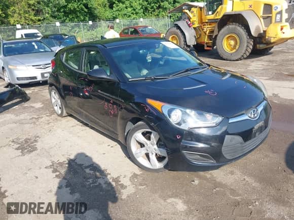 2013 Hyundai Veloster w/Black Int z VIN KMHTC6AD1DU112468, wystawiony jako IAAI lot #42756467 z przebiegiem 160 014 mil mil oraz . Historia ofert i sprzedaży dostępna na DreamBid. Obrazek 1.