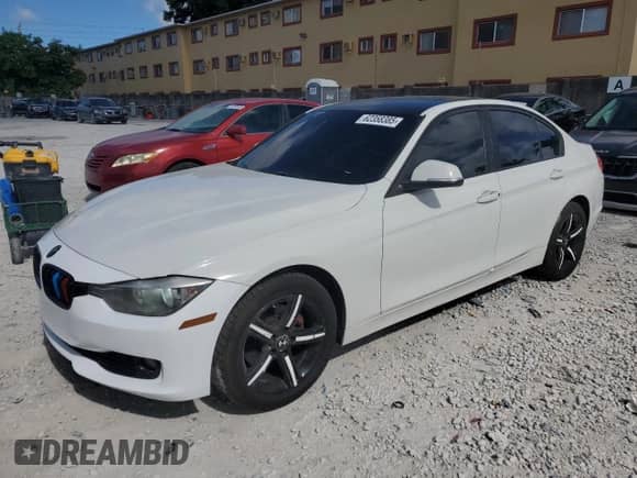 2013 BMW 3 Series 320i z VIN WBA3B1C5XDK129200, wystawiony jako Copart lot #62358385 z przebiegiem 207 209 mil mil oraz Czysty tytuł • Clean title. Historia ofert i sprzedaży dostępna na DreamBid. Obrazek 1.