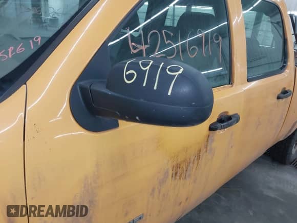 2013 Chevrolet Silverado 2500HD Work Truck z VIN 1GC1KVCG7DF175272, wystawiony jako IAAI lot #42516919 z przebiegiem 61 380 mil mil oraz . Historia ofert i sprzedaży dostępna na DreamBid. Obrazek 12.