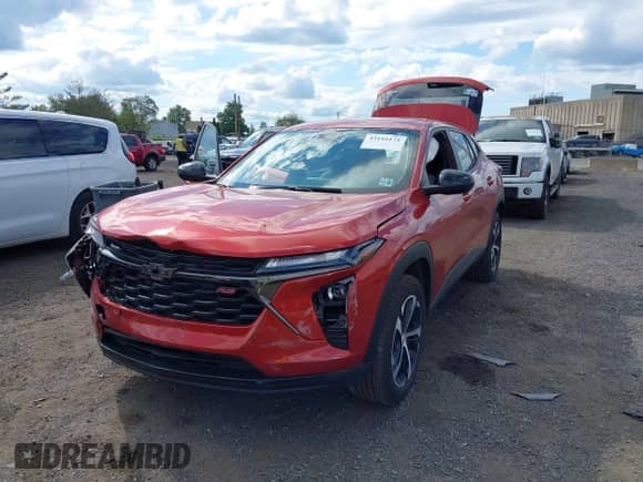 2024 Chevrolet Trax 1RS с VIN KL77LGE27RC108066, выставлен на аукционе IAAI как лот 43116171 с пробегом 18 508 миль миль и . История ставок и продаж доступна на DreamBid. Изображение 2.