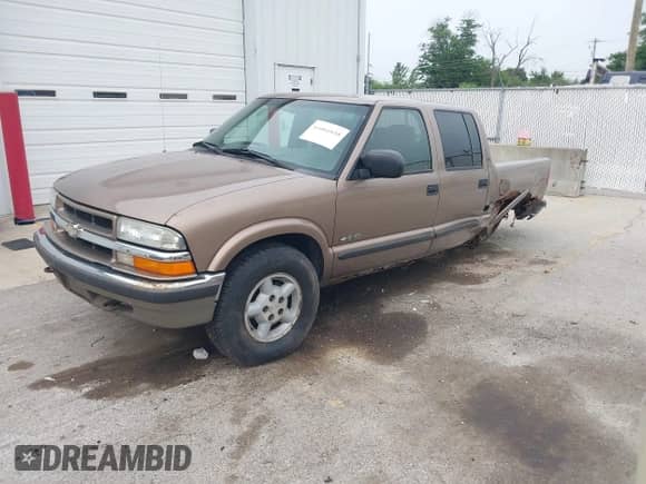 2002 Chevrolet S-10 LS z VIN 1GCDT13W22K195945, wystawiony jako IAAI lot #42862838 z przebiegiem 144 105 mil mil oraz . Historia ofert i sprzedaży dostępna na DreamBid. Obrazek 18.