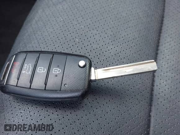 2016 Kia Sorento EX с VIN 5XYPH4A52GG099627, выставлен на аукционе IAAI как лот 42616837 с пробегом 121 492 миль миль и . История ставок и продаж доступна на DreamBid. Изображение 11.