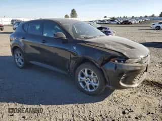 2024 Dodge Hornet R/T z VIN ZACPDFCW0R3A28711, wystawiony jako Copart lot #74313544 z przebiegiem 15 236 mil mil oraz Czysty tytuł • Clean title. Historia ofert i sprzedaży dostępna na DreamBid. Obrazek 4.