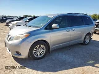 2013 Toyota Sienna XLE AAS с VIN 5TDYK3DCXDS396590, выставлен на аукционе Copart как лот 82782235 с пробегом 115 082 миль миль и Списание • Salvage title. История ставок и продаж доступна на DreamBid. Изображение 1.