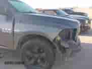 2018 Ram 1500 Express z VIN 1C6RR7FT5JS198871, wystawiony jako IAAI lot #41876526 z przebiegiem 110 805 mil mil oraz . Historia ofert i sprzedaży dostępna na DreamBid. Obrazek 19.