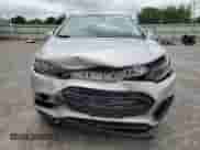 2021 Chevrolet Trax LS с VIN KL7CJNSB5MB301148, выставлен на аукционе Copart как лот 63672795 с пробегом 40 466 миль миль и Списание • Salvage title. История ставок и продаж доступна на DreamBid. Изображение 5.