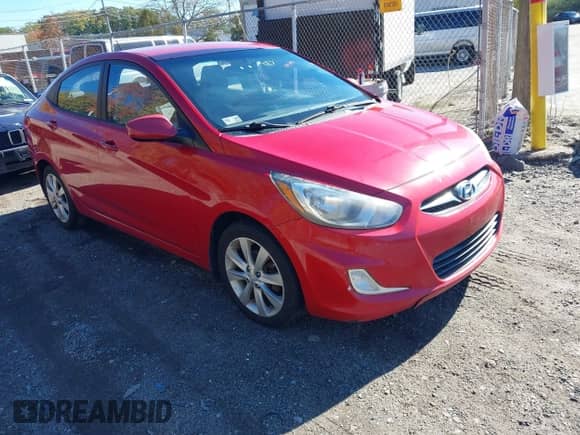 2013 Hyundai Accent GLS z VIN KMHCU4AEXDU279373, wystawiony jako IAAI lot #43498600 z przebiegiem 187 443 mil mil oraz . Historia ofert i sprzedaży dostępna na DreamBid. Obrazek 1.