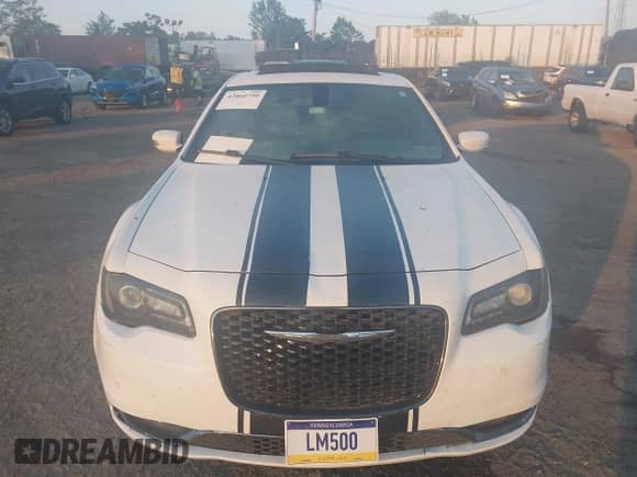 2018 Chrysler 300 S с VIN 2C3CCABG8JH319748, выставлен на аукционе IAAI как лот 42860799 с пробегом Не указан миль и . История ставок и продаж доступна на DreamBid. Изображение 12.
