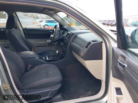 2005 Chrysler 300 300 z VIN 2C3JA43R05H137403, wystawiony jako IAAI lot #41399519 z przebiegiem 135 044 mil mil oraz . Historia ofert i sprzedaży dostępna na DreamBid. Obrazek 5.