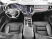 2024 Volvo S60 Plus Dark Theme z VIN 7JRL12FL4RG290255, wystawiony jako Copart lot #71769795 z przebiegiem 23 069 mil mil oraz Czysty tytuł • Clean title. Historia ofert i sprzedaży dostępna na DreamBid. Obrazek 8.