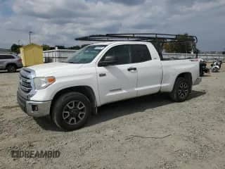 2017 Toyota Tundra SR z VIN 5TFUY5F17HX644069, wystawiony jako Copart lot #81524445 z przebiegiem 173 228 mil mil oraz Szkoda całkowita • Salvage title. Historia ofert i sprzedaży dostępna na DreamBid. Obrazek 1.
