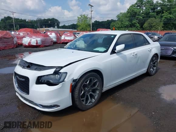 2016 Chrysler 300 S Alloy Edition z VIN 2C3CCABG5GH269464, wystawiony jako IAAI lot #42733499 z przebiegiem 137 056 mil mil oraz . Historia ofert i sprzedaży dostępna na DreamBid. Obrazek 17.