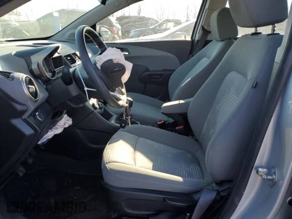 2014 Chevrolet Sonic LS z VIN 1G1JB5SH6E4169074, wystawiony jako Copart lot #41774125 z przebiegiem Nie podano mil oraz Czysty tytuł • Clean title. Historia ofert i sprzedaży dostępna na DreamBid. Obrazek 7.