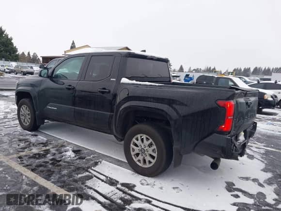 2024 Toyota Tacoma SR5 z VIN 3TMKB5FN3RM004833, wystawiony jako IAAI lot #41580572 z przebiegiem 7 039 mil mil oraz . Historia ofert i sprzedaży dostępna na DreamBid. Obrazek 3.
