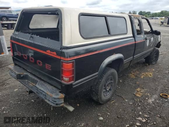 1993 Dodge Dakota z VIN 1B7GG23X4PS241900, wystawiony jako Copart lot #67055135 z przebiegiem Nie podano mil oraz Szkoda całkowita • Salvage title. Historia ofert i sprzedaży dostępna na DreamBid. Obrazek 3.