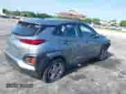 2021 Hyundai Kona SE z VIN KM8K12AA6MU705288, wystawiony jako IAAI lot #39764414 z przebiegiem 75 528 mil mil oraz . Historia ofert i sprzedaży dostępna na DreamBid. Obrazek 4.