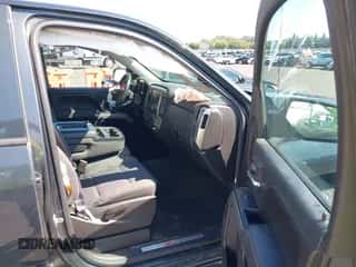 2017 Chevrolet Silverado 1500 LT z VIN 1GCVKREC2HZ202157, wystawiony jako IAAI lot #43110635 z przebiegiem 93 952 mil mil oraz . Historia ofert i sprzedaży dostępna na DreamBid. Obrazek 5.