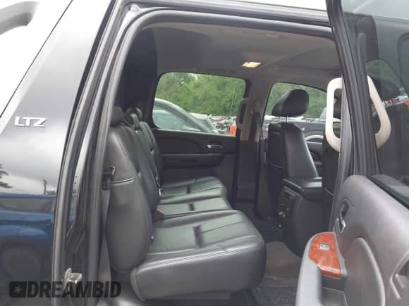 2010 Chevrolet Avalanche LT with VIN 3GNVKFE01AG243462, listed as a IAAI auction lot 42159245 with 217,210 mi miles and . Bid and sale history available at DreamBid. Image 8.