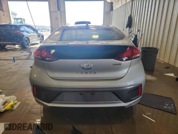 2020 Hyundai Ioniq SE z VIN KMHC75LC7LU195809, wystawiony jako Copart lot #81195365 z przebiegiem 62 847 mil mil oraz Nie do naprawy • Non repairable. Historia ofert i sprzedaży dostępna na DreamBid. Obrazek 6.