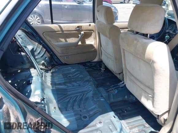 1991 Honda Accord EX z VIN JHMCB7560MC063583, wystawiony jako IAAI lot #42563870 z przebiegiem 226 798 mil mil oraz . Historia ofert i sprzedaży dostępna na DreamBid. Obrazek 8.