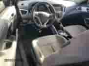 2013 Hyundai Veloster w/Black Int z VIN KMHTC6AD8DU147119, wystawiony jako Copart lot #82261415 z przebiegiem 132 516 mil mil oraz Szkoda całkowita • Salvage title. Historia ofert i sprzedaży dostępna na DreamBid. Obrazek 8.