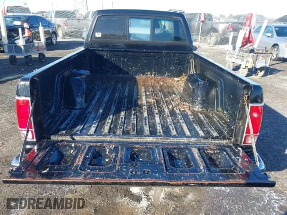 1989 Chevrolet S-10 z VIN 1GCCS14ZXK8160882, wystawiony jako IAAI lot #41387239 z przebiegiem 348 971 mil mil oraz . Historia ofert i sprzedaży dostępna na DreamBid. Obrazek 8.