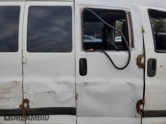 2002 Chevrolet Express с VIN 1GAHG39R121100096, выставлен на аукционе Copart как лот 84198674 с пробегом Не указан миль и Списание • Salvage title. История ставок и продаж доступна на DreamBid. Изображение 12.