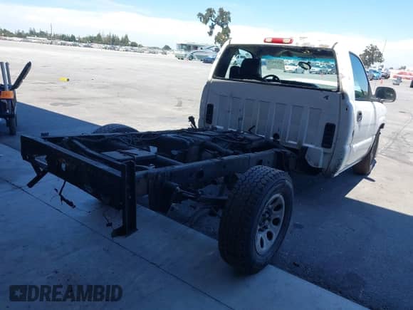2006 Chevrolet Silverado 1500 Work Truck z VIN 3GCEC14X86G197028, wystawiony jako IAAI lot #42933273 z przebiegiem Nie podano mil oraz . Historia ofert i sprzedaży dostępna na DreamBid. Obrazek 4.