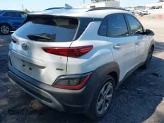 2023 Hyundai Kona SEL z VIN KM8K3CAB0PU048095, wystawiony jako IAAI lot #43136086 z przebiegiem 83 884 mil mil oraz . Historia ofert i sprzedaży dostępna na DreamBid. Obrazek 4.