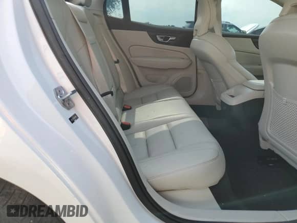 2022 Volvo S60 Momentum z VIN 7JRL12TZ0NG153946, wystawiony jako Copart lot #54171865 z przebiegiem 26 995 mil mil oraz Szkoda całkowita • Salvage title. Historia ofert i sprzedaży dostępna na DreamBid. Obrazek 10.