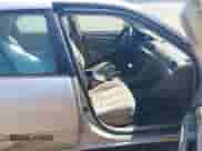 2001 Toyota Camry LE z VIN 4T1BG22K21U821363, wystawiony jako IAAI lot #43204160 z przebiegiem 424 220 mil mil oraz . Historia ofert i sprzedaży dostępna na DreamBid. Obrazek 5.
