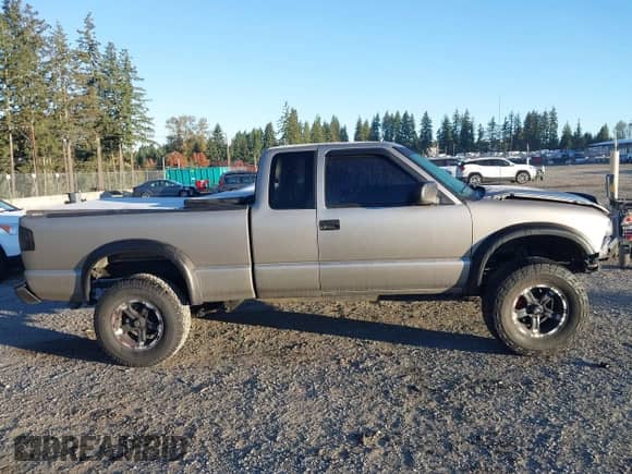 2000 Chevrolet S-10 LS ZR2 z VIN 1GCCT19W7Y8314243, wystawiony jako IAAI lot #43428398 z przebiegiem 251 205 mil mil oraz . Historia ofert i sprzedaży dostępna na DreamBid. Obrazek 12.