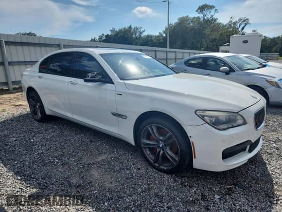 2013 BMW 7 Series 740Li with VIN WBAYE4C56DD137698, listed as a Copart auction lot 61741085 with 96,129 mi miles and Salvage title. Bid and sale history available at DreamBid. Image 4.