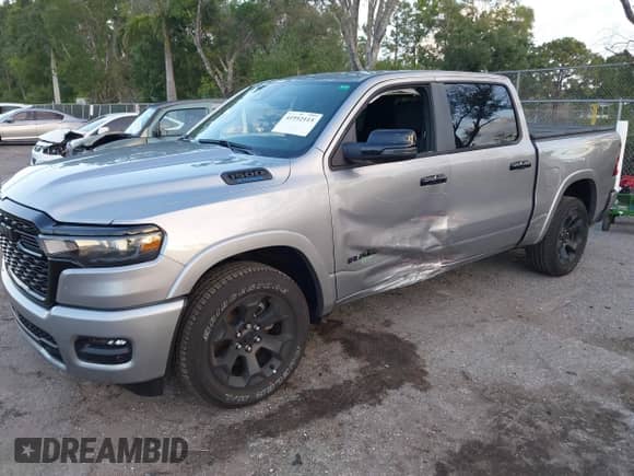 2025 Ram 1500 Big Horn z VIN 1C6RREFG9SN527515, wystawiony jako IAAI lot #41952115 z przebiegiem 8 009 mil mil oraz . Historia ofert i sprzedaży dostępna na DreamBid. Obrazek 18.