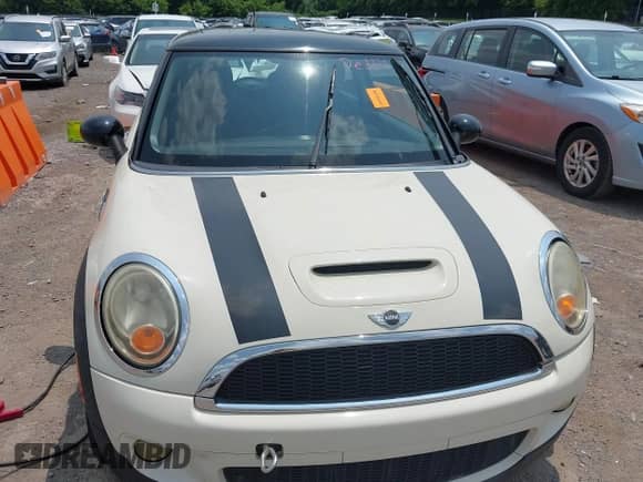 2010 MINI Hardtop S with VIN WMWMF7C53ATZ74200, listed as a IAAI auction lot 42482465 with 97,193 mi miles and . Bid and sale history available at DreamBid. Image 6.